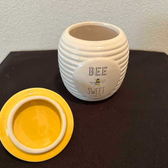The English Tableware 4.75” H “Bee Sweet” honey jar - Picture 2 of 6